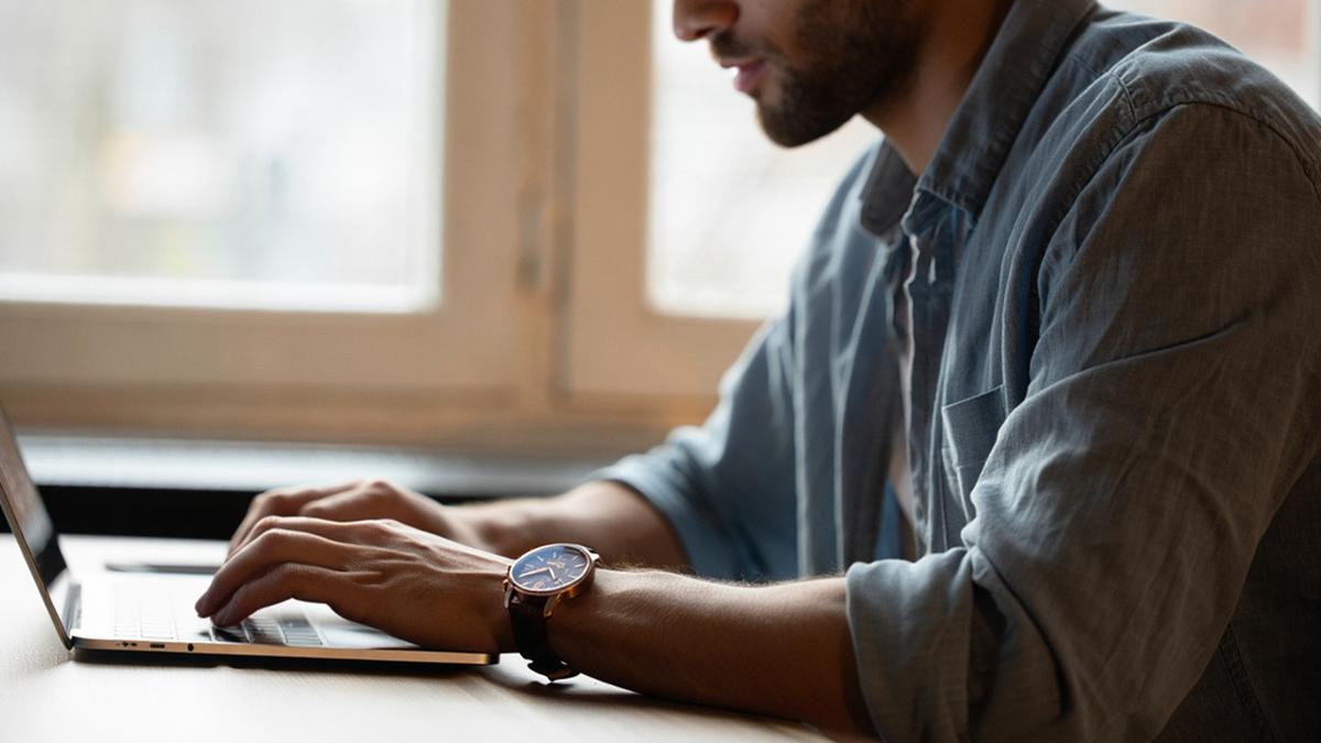 Cara Memilih Jam Tangan Sesuai Bentuk Tangan agar Terlihat Proporsional dan Elegan