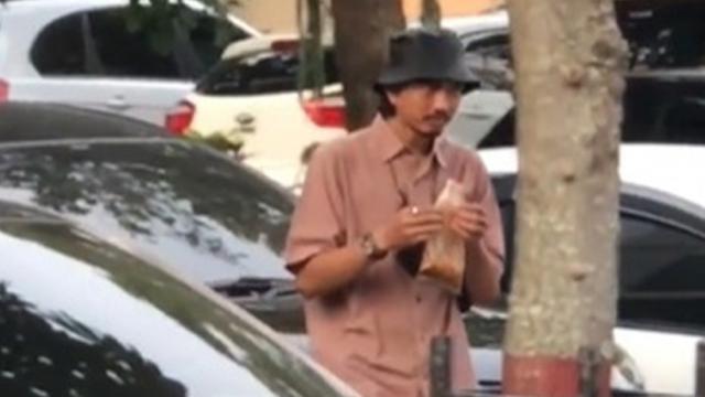 Potret 6 Seleb Saat Ketahuan Jajan Pinggir Jalan, Tak Gengsi Tunjukkan Sisi Sederhana
