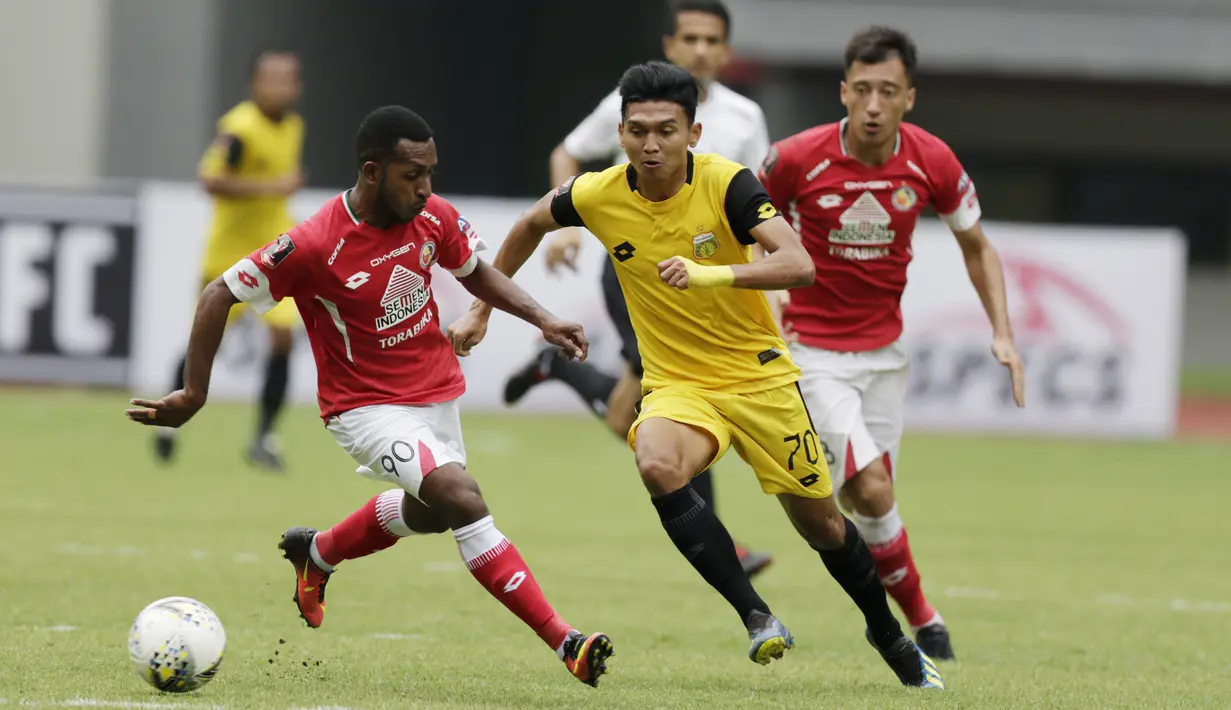 Pemain Bhayangkara FC, Dendy Sulistyawan, berusaha melewati pemain Semen Padang pada laga Piala Presiden 2019 di Stadion Patriot, Jawa Barat, Minggu (3/3). Bhayangkara FC menang 4-2 atas Semen Padang. (Bola.com/M Iqbal Ichsan)