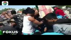 Baru mendapat bantuan sejak pertama dilanda gempa, puluhan warga di Donggala adang truk berisi bahan makanan.
