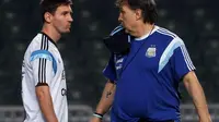 Gerardo Martino menyarankan agar striker Lionel Messi mungkin harus bermain di sayap kanan