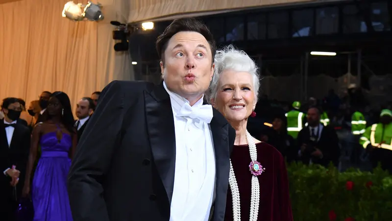 FOTO: Elon Musk Bawa Ibunya yang Supermodel ke Met Gala 2022