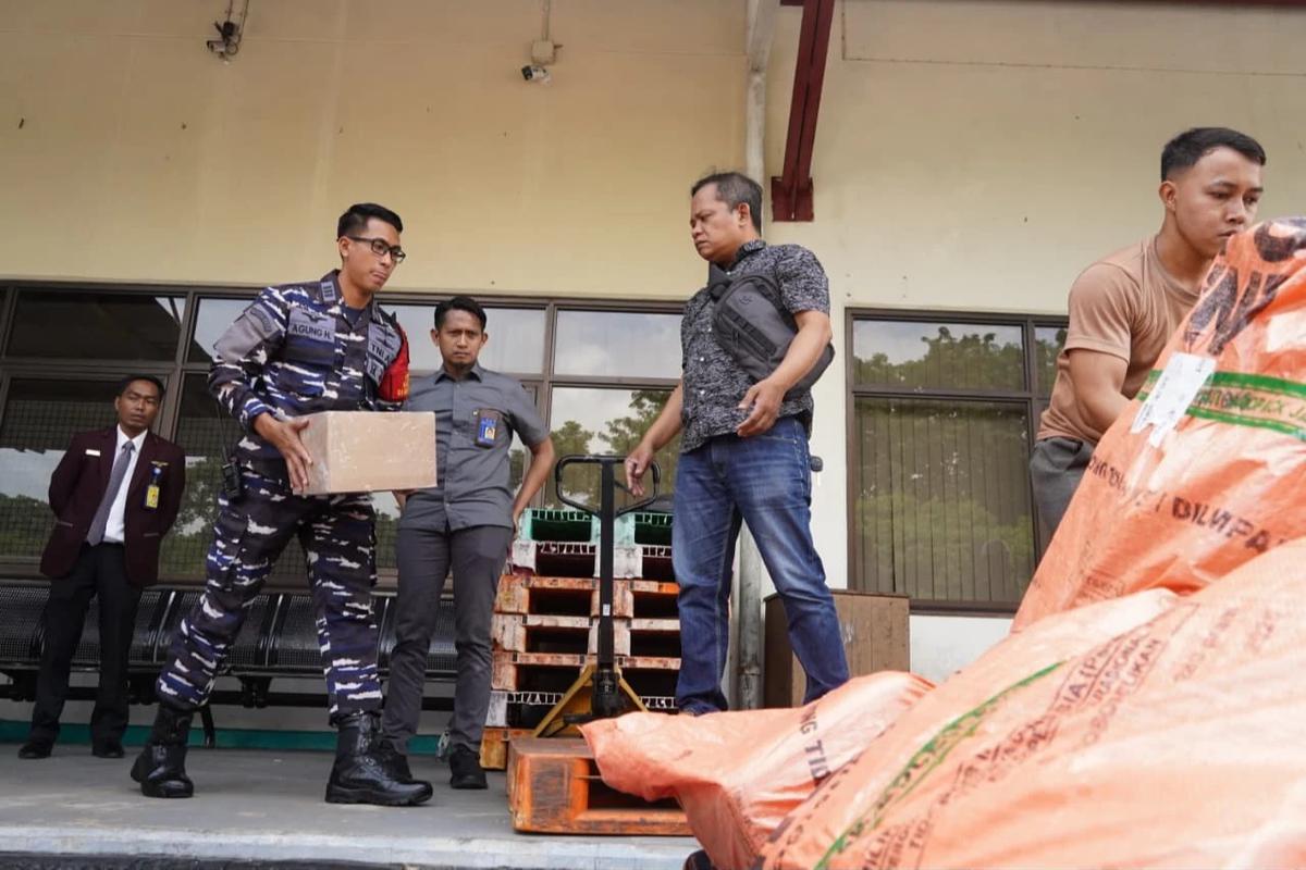 FOTO: Satgaspam TNI AL Gagalkan Pengiriman Ribuan Rokok Ilegal di Bandara Juanda