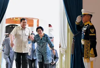 Momen Prabowo gandeng tangan Megawati saat bertemu di Istana Merdeka (Instagram Sekretariat Kabinet)