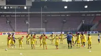 Tim Sriwijaya FC berlatih sekaligus uji coba lapangan Stadion Utama Gelora Bung Karno, Senayan, Jakarta, Sabtu (17/10/2015) pagi WIB. (Bola.com/Nicklas Hanoatubun)