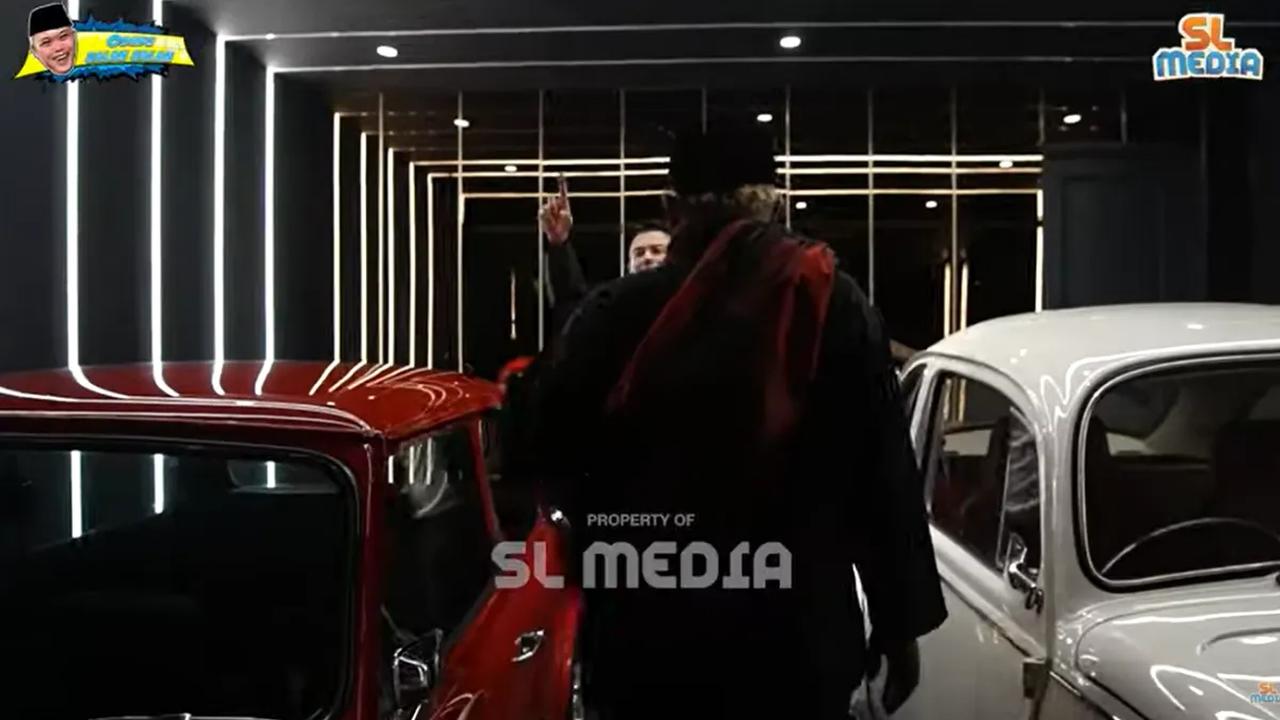 Tampak di lift tersebut terparkir dua unit mobil yakni Mini Cooper dan VW. Raffi Ahmad menyebut jika harga mobil Mini Cooper tersebut yakni Rp700 juta. Sementara VW yakni Rp350 juta.<br>
