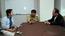 Wakil Gubernur DKI Jakarta, Djarot Saiful Hidayat (tengah) berbincang dengan awak redaksi Liputan6.com di Kawasan Senayan, Jakarta, (17/3/2015). Kedatangan Djarot untuk berdiskusi tentang beragam permasalahan ibukota. (Liputan6.com/Helmi Fithriansyah) 