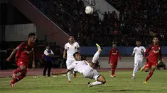Pemain PPSM Magelang, Imam Sahid melakukan salto saat bertanding melawan Persis Solo pada laga perdana grup C Piala Kemerdekaan di Solo, Jateng, Sabtu (15/8/2015). Persis takluk 2-3 dari PPSM. (Bola.com/Vincensius Sarwono)