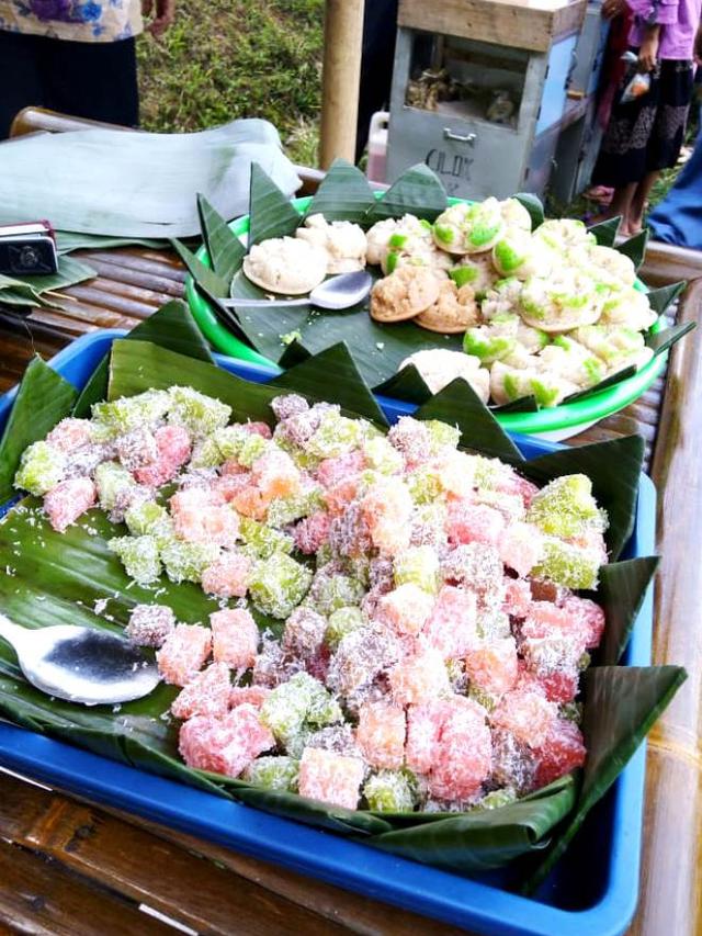 Beragam jajanan Ndeso alias kuliner tradisional di Pasar Sunyalangu bayarnya pakai koin pinus. (Foto: Liputan6.com/Adib untuk Muhamad Ridlo)