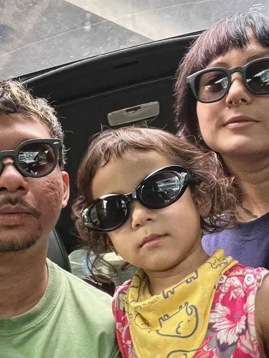 Poppy dikenal sebagai salah satu selebriti yang bergaya tomboi. Namun image itu berbeda ketika Poppy berada di dekat buah hatinya. Poppy jadi terlihat lebih keibuan [instagram/popsovia]. 