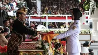 Presiden Joko Widodo menyerahkan duplikat bendera pusaka kepada Paskibraka Salma El Mutafaqqiha dalam Upacara Peringatan Detik-Detik Proklamasi Kemerdekaan Indonesia ke-74 Tahun 2019 di Istana Merdeka, Jakarta, Sabtu (17/8/2019).  (Liputan6.com/HO/Kentung)