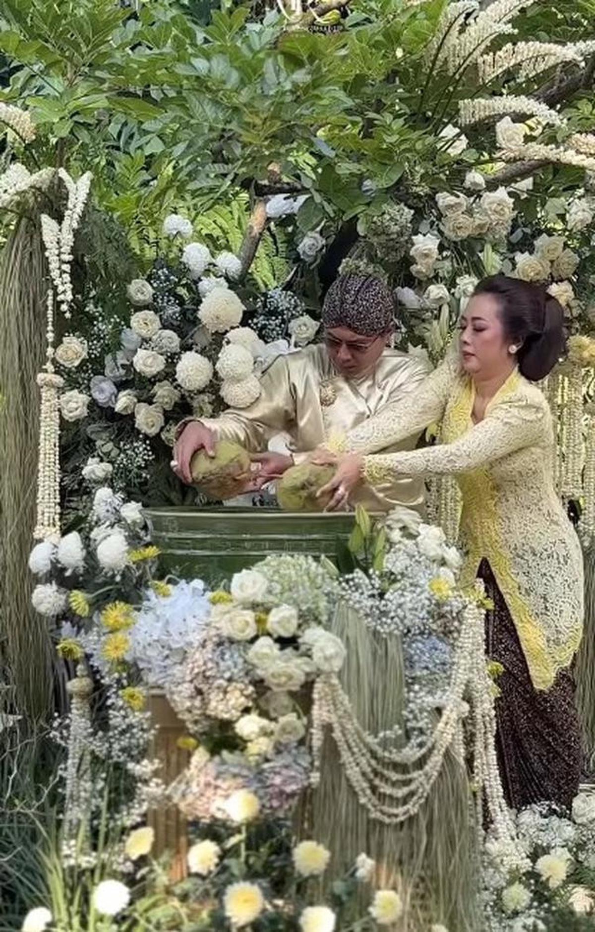 22 Potret Detail Dekorasi Siraman Pernikahan Putra Soimah dengan Adat Jawa yang Mewah dan Sakral