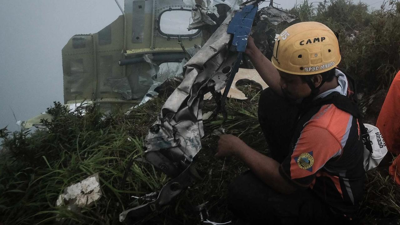 FOTO: Tim  SAR Gabungan Lanjutkan Evakuasi di Lokasi Jatuhnya  Pesawat ATR 400