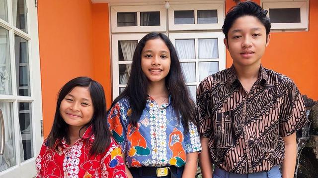 Potret 3 Anak Pasha Ungu dan Okie Agustina (sumber: instagram/okieagustina_)