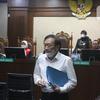 Surya Darmadi berada dalam ruang sidang menjalani sidang pembacaan dakwaan di Pengadilan Tindak Pidana Korupsi (Tipikor), Jakarta, Kamis (8/9/2022). Surya Darmadi juga didakwa melakukan tindak pidana pencucian uang (TPPU) dengan membeli sejumlah aset dari hasil korupsinya. (Liputan6.com/Herman Zakharia)