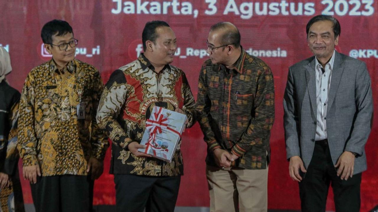 Anggota I BPK Nyoman Adhi Suryadnyana tampak membawa Laporan Hasil Pemeriksaan BPK Atas Laporan Keuangan KPU Tahun 2022 untuk diserahkan kepada Ketua KPU Hasyim Asy'ari.