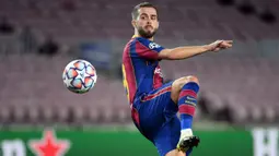 5. Miralem Pjanic (60 juta euro) - Gelandang berusia 30 tahun ini dilepas Juventus ke Barcelona pada bursa trasfer musim dingin 2020. Miralem Pjanic berlabuh ke Camp Nou dengan mahar mencapai 60 juta euro. (AFP/Lluis Gene)