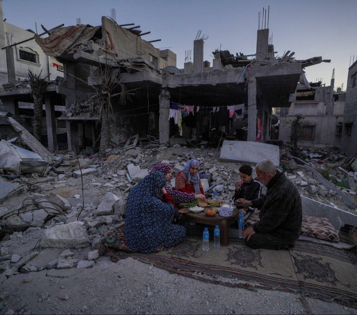 Rentetan serangan Israel membuat warga Jalur Gaza harus merayakan buka puasa Ramadan tanpa kegembiraan..&nbsp;Sebagaimana dialami oleh keluarga al-Naji di Dier el-Balah, Jalur Gaza tengah, Palestina, pada Senin (11/3/2024). AFP