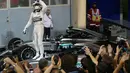 Ekspresi pebalap Mercedes GP, Lewis Hamilton, meraih kemenangan ketiganya musim ini di GP Bahrain. (photo by AFP/MARWAN NAAMANI)