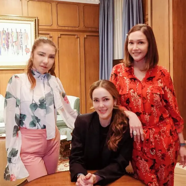 Pesona Maia Estianty Pakai Busana Warna Merah, Elegansi yang Tak Pernah Redup