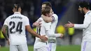 Gelandang Real Madrid, Luka Modric diberi selamat setelah mencetak gol ke gawang Elche selama pertandingan lanjutan La Liga Spanyol di stadion Santiago Bernabeu di Madrid, Spanyol, Kamis (16/2/2023). Madrid menang telak atas Elche dengan skor 4-0. (AP Photo/Manu Fernandez)