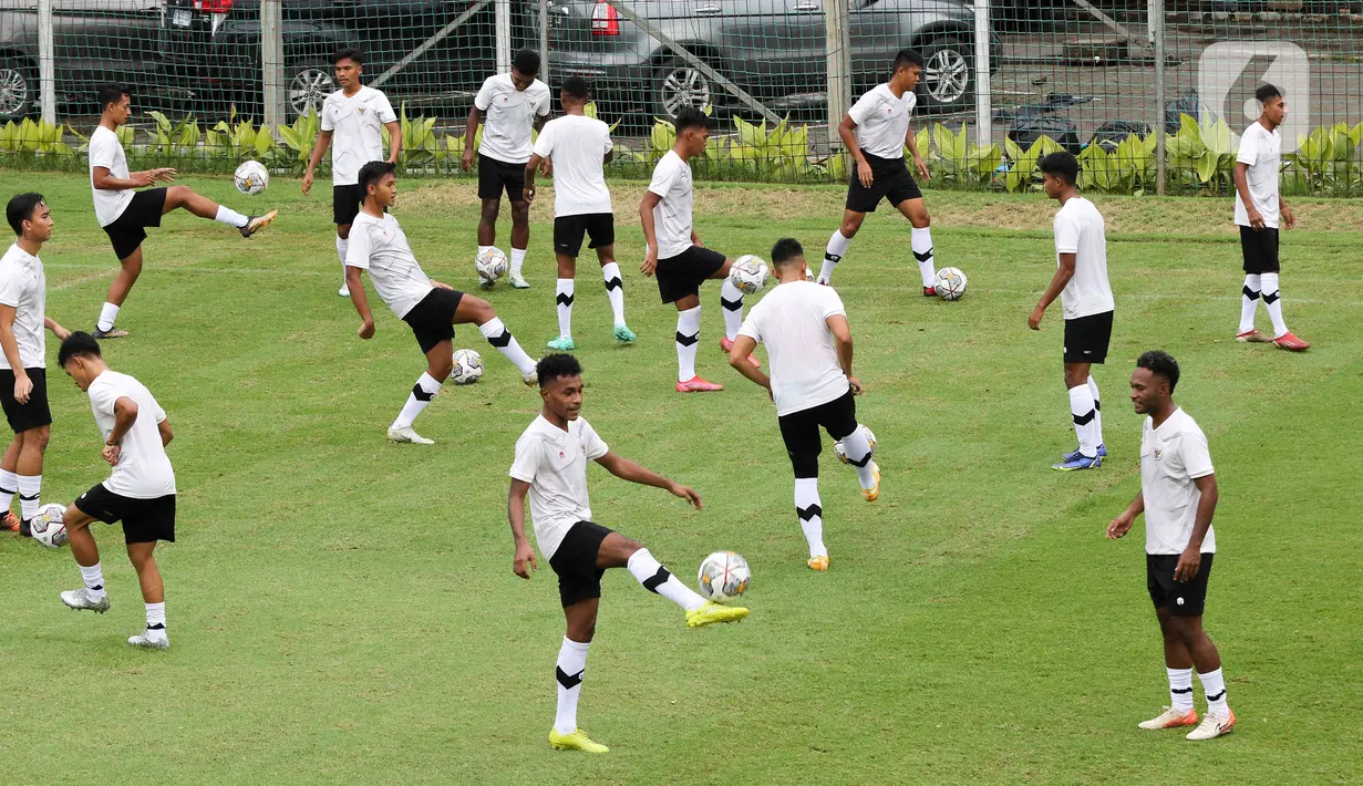 Para pemain Timnas Indonesia U-22 saat mengikuti sesi latihan tim di Lapangan A Senayan, Jakarta, Kamis (2/3/2023). Timnas U-22 menjalani pemusatan latihan buat persiapan Sea Games 2023 yang akan digelar pada 5-17 Mei 2023 di Kamboja. (Liputan6.com/Herman Zakharia)