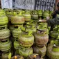 Pekerja menata tabung gas elpiji 3 kg untuk dijual kembali di kawasan Jakarta, Rabu (4/1/2023). Tahun 2023, pembelian elpiji 3 kg akan diperketat dengan menggunakan KTP. (Liputan6.com/Angga Yuniar)