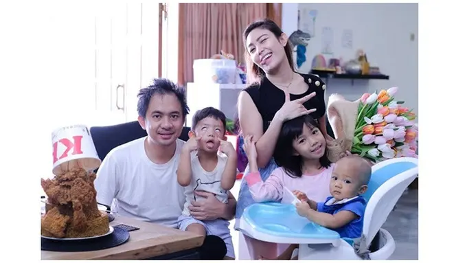 7 Momen Ayu Dewi dan Suami Rayakan Ultah Pernikahan ke-8, Penuh Kebahagiaan