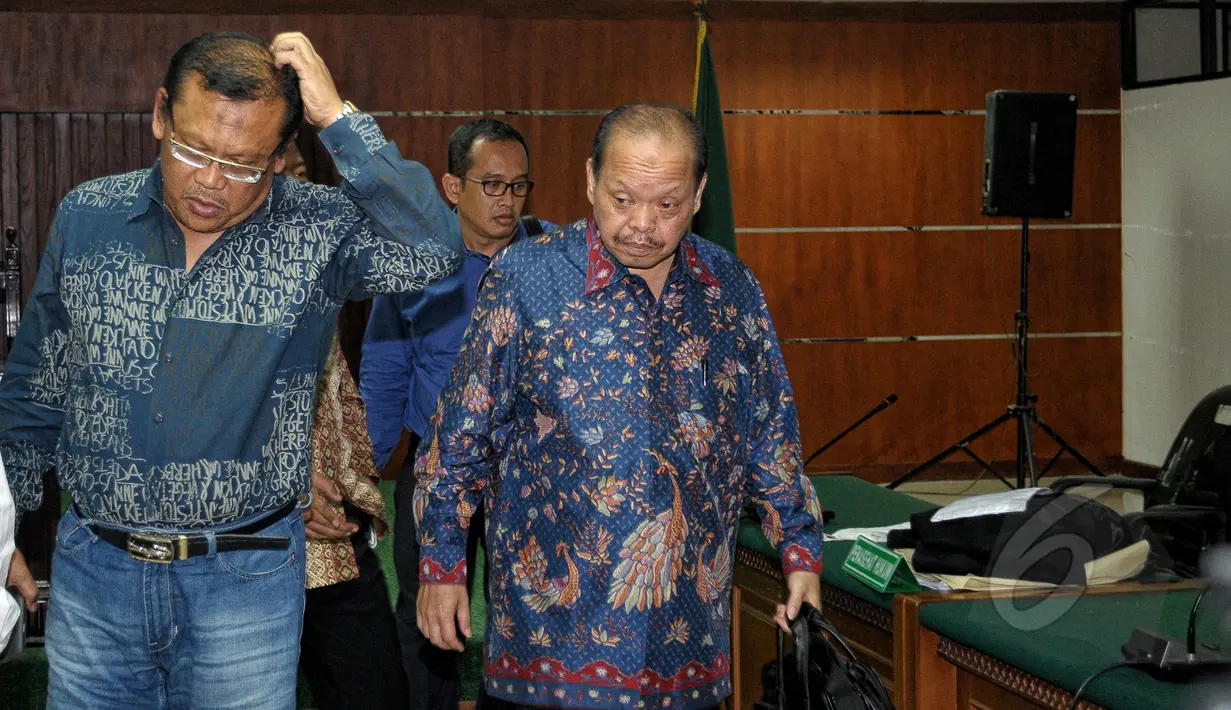 Terdakwa kasus dugaan penerimaan hadiah penetapan APBN-P Kementerian ESDM Sutan Bhatoegana berjalan usai menjalani  sidang lanjutan di Pengadilan Tipikor, Jakarta, Senin (11/5/2015). Sidang mendengarkan keterangan saksi. (Liputan6.com/Yoppy Renato)