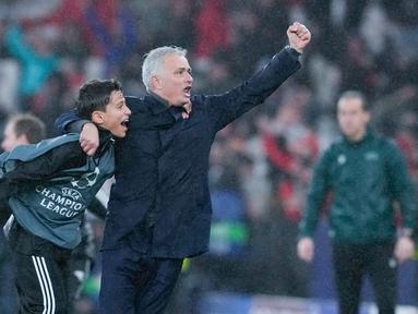 Pelatih Benfica, Jose Mourinho, merayakan kemenangan atas Real Madrid bersama anak gawang di Liga Champions, di Estadio da Luz, Lisbon, Kamis (29/1/2026) dini hari WIB. (AP Photo/Armando Franca)