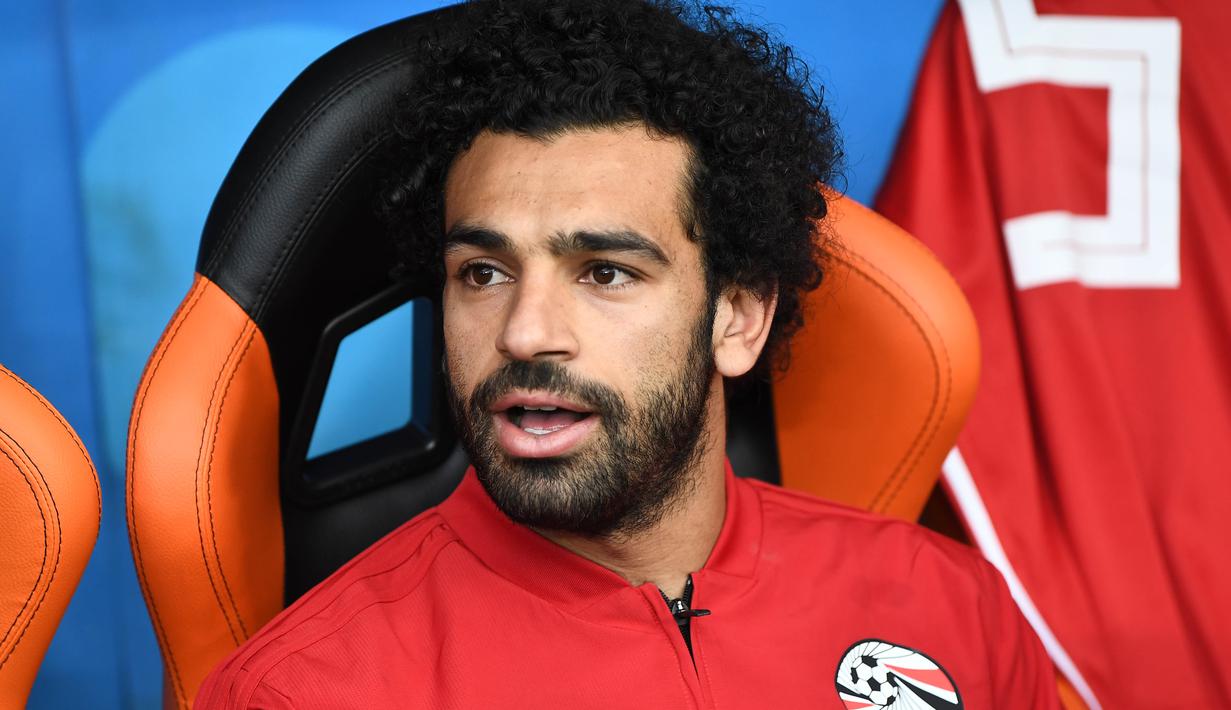 Striker Mesir, Mohamed Salah, tampak tegang saat menyaksikkan pertandingan antara Mesir kontra Uruguay pada laga Piala Dunia di Stadion Ekaterinburg, Jumat (15/6/2018). Mohamed Salah tidak dimainkan karena masih cedera. (AFP/Anne-Christine Poujoulat)