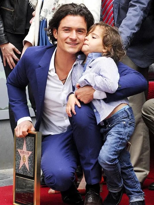Coba lihat betapa menggemaskannya Orlando Bloom saat dicium oleh sang anak! (REX/Shutterstock/HollywoodLife)