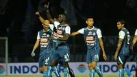 Gelandang Arema FC Makan Konate (nomor 10) siap menghadapi teror mental dari suporter Persib Bandung saat kedua tim berlaga dalam lanjutan Liga 1 di Stadion Gelora Bandung Lautan Api, 13 September 2018. (foto: https://www.instagram.com/makankonate10)