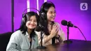 Duet Mayang dan Chika saat tampil dalam acara Podcast di studio Liputan6.com, Jakarta, Rabu (19/1/2022). Dalam acara bincang ringan tersebut, adik dari mendiang Vannesa Angel tersebut banyak bercerita seputar kehidupan dan karier. (Liputan6.com/Helmi Fithriansyah)