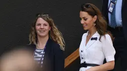 Kate Middleton tiba untuk menyaksikan petenis Inggris, Harriet Dart melawan petenis AS, Christina McHale pada turnamen tenis Wimbledon 2019, London (2/7/2019). Kate Middleton bergaun gaun putih dari Suzannah dan tas tangan Alexander McQueen dan kacamata hitam Ray-Ban. (AFP Photo/Glyn Kirk)