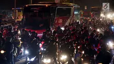 Pemudik motor memadati jalan raya Cirebon Pantura menuju Jawa Tengah, Jogjakarta dan Jawa Timur, Jumat (24/6). Mereka memilih mudik di malam hari untuk menghindari cuaca panas dan berdebu. (Liputan6/JohanTallo)