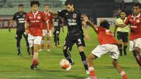 Persija Jakarta kembali harus mengalami kekalahan saat menjamu Pusamania Borneo FC di Stadion Manahan, Solo, Minggu (30/10/2016). Persija takluk 0-2 dari tim tamu. (Bola.com/Romi Syahputra)