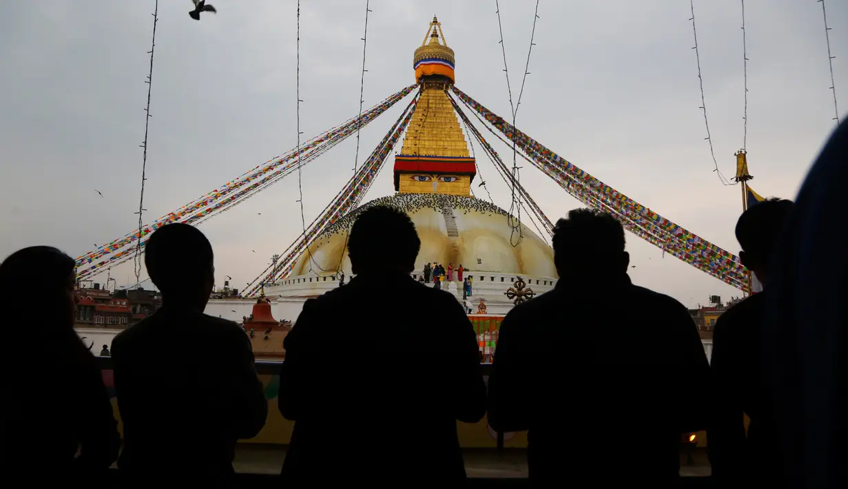 Umat Buddha Nepal berdoa selama perayaan Buddha Jayanti atau Buddha purnima di stupa Boudhanath, Kathmandu, Nepal (30/4). Festival ini menandai tiga peristiwa kehidupan Buddha Gautama. (AP/Niranjan Shrestha)