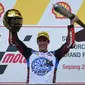 Pembalap EG 0,0 Marc VDS, Alex Marquez, berhasil meraih podium kedua Moto2 Malaysia musim ini di Sirkuit Sepang, Minggu (3/11/2019) siang WIB. Hasil tersebut telah cukup membuat Alex mengamankan gelar juara dunia Moto2 2019. (AFP/Mohd Rasfan)