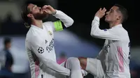 Kapten Real Madrid Sergio Ramos dan rekannya Lucas Vazquez merayakan gol ke gawang Atalanta pada leg kedua babak 16 besar Liga Champions di Alfredo di Stefano, Rabu (17/3/2021) dini hari WIB. (AP Photo/Bernat Armangue)