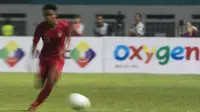 Gelandang Timnas Indonesia, Febri Hariyadi, menggiring bola saat melawan Hongkong pada laga persahabatan di Stadion Wibawa Mukti, Jakarta, Selasa (16/10). Kedua negara bermain imbang 1-1. (Bola.com/Vitalis Yogi Trisna)