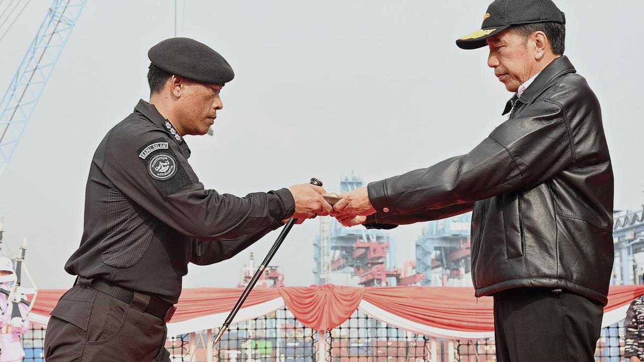 Jokowi Anugerahkan Tanda Kehormatan Samkarya Nugraha untuk Satuan KRI Nanggala-402 yang Tenggelam