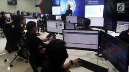 Presdir PT Astra Graphia Information Technology (AGIT) Hendrix Pramana, Wakil Presdir AGIT Halim Wahjana, Direktur AGIT Widi Triwibowo, dan Direktur AGIT Sigit Hermansyah menjadi operator di IOC AGIT, Jakarta, Selasa (4/9). (Liputan6.com/JohanTallo)