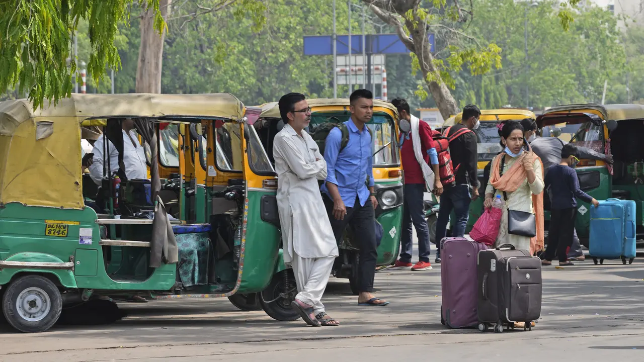Pengemudi Taksi dan Bajaj di New Delhi Mogok