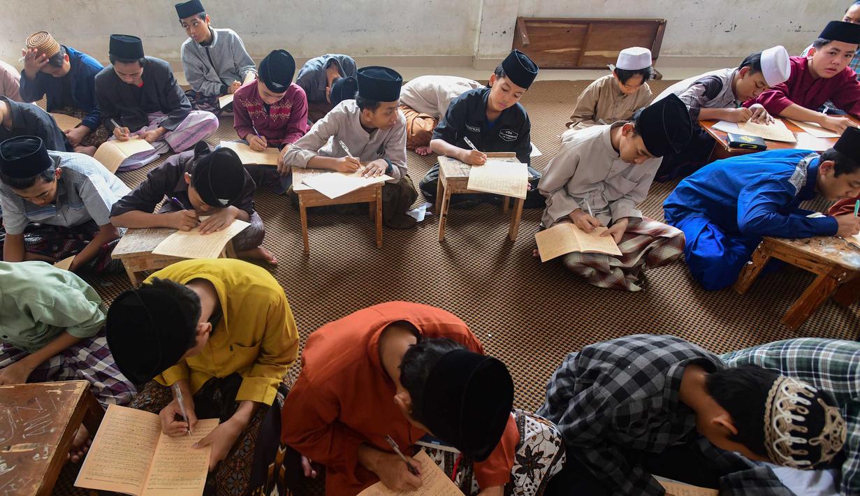 Setelah program ini selesai, para santri dijadwalkan pulang ke kampung halaman untuk merayakan Idulfitri bersama keluarga. Tampak dalam foto, para santri saat mengikuti kegiatan belajar mengajar kajian kitab kuning Ayyuhal Walad di Pondok Pesantren (Ponpes) Sirajussa’ Adah di Limo, Depok, Jawa Barat, Kamis (26/2/2026). (merdeka.com/Arie Basuki)