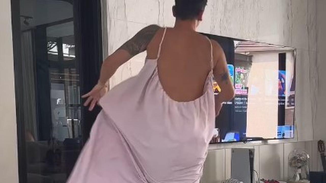 Bakal Punya Anak Perempuan, Ini 7 Potret Vincent Verhaag Suami Jessica Iskandar Pakai Daster Pink - Sebut Lagi Latihan Main Barbie