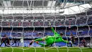 Pemain Real Madrid, Federico Valverde (kiri belakang) mencetak gol kedua timnya melewati kiper Barcelona Marc-Andre ter Stegen selama pertandingan sepak bola La Liga Spanyol antara Real Madrid dan Barcelona di Stadion Santiago Bernabeu, Madrid, Minggu (16/10/2022). (AP Photo/Manu Fernandez)