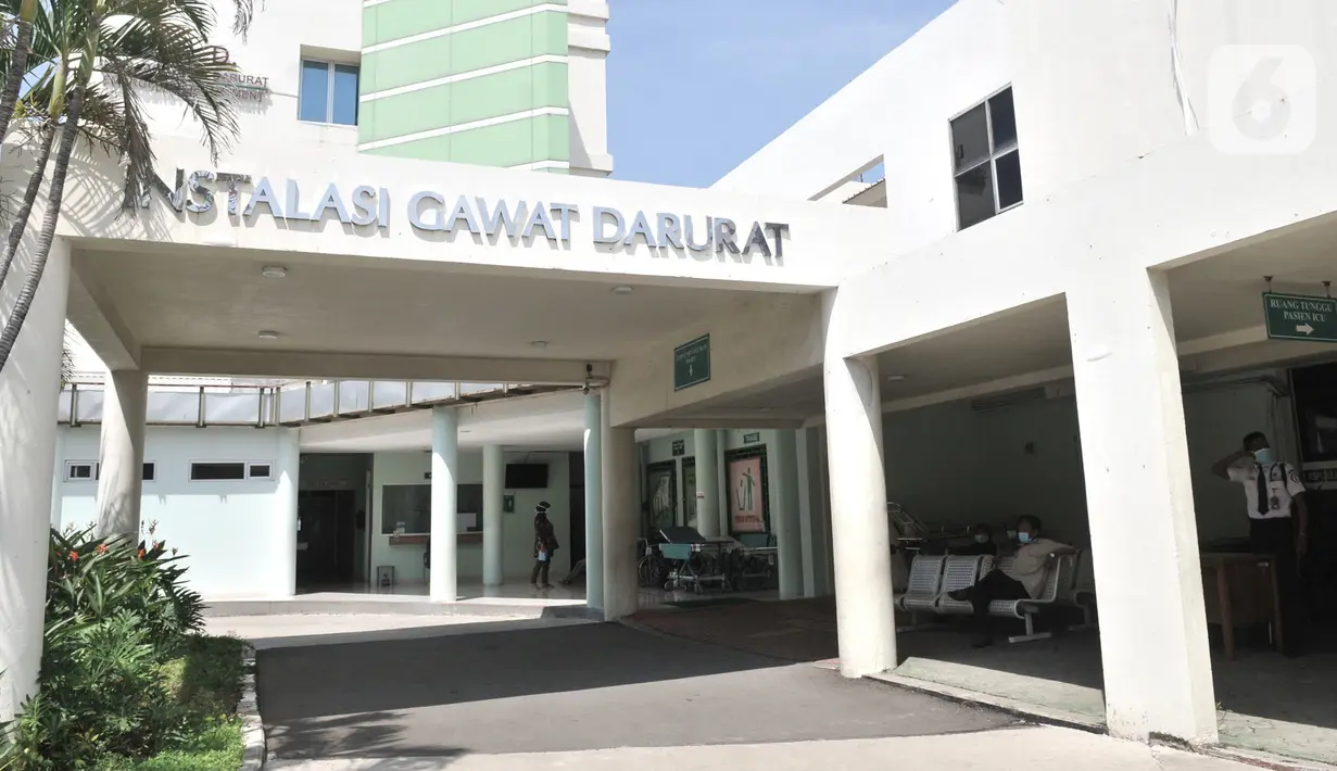 Suasana Rumah Sakit Penyakit Infekssi (RSPI) Prof. DR. Sulianti Saroso, Jakarta, Senin (2/3/2020). Pegawai dan pengunjung di RSPI Prof. DR.Sulianti Saroso mengenakan masker sebagai pencegahan penularan pasca dua pasien positif Corona dirawat di rumah sakit tersebut. (merdeka.com/Iqbal S. Nugroho)