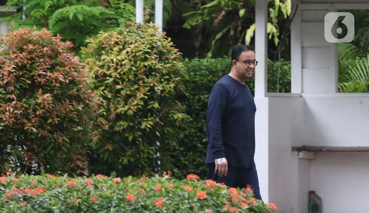 Gubernur DKI Jakarta Anies Baswedan saat berolahraga di halaman rumah dinas, Menteng, Jakarta Pusat, Kamis (3/12/2020). Anies Baswedan yang masih melakukan isolasi mandiri di rumah dinas gubernur karena positif Covid-19 menyempatkan diri untuk berolahraga pada pagi ini (Liputan6.com/Herman zakharia)