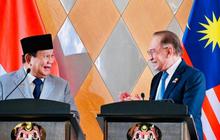 VIDEO: Momen Canda Prabowo Buat PM Malaysia Tertawa, Diberi Helm Minta Mobil Balap F1